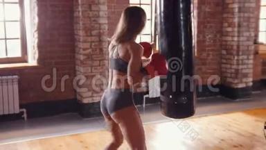 一个女拳击手在训练时打拳击袋